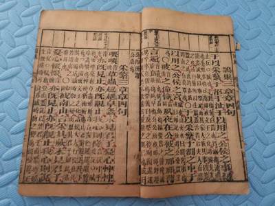 出一本民国时期的老书，此书保存完好，字体清晰，内容丰富，对于研究传统文学具有一定的参考价值。适合喜欢收藏古籍的朋友。