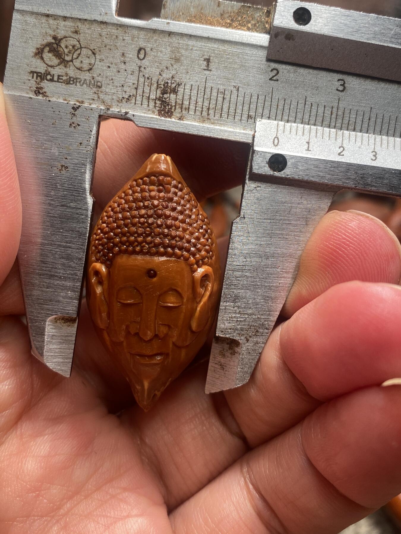 苏工核雕放漏价 苏工核雕梅林手工雕刻四花羊的守护神，个性，好玩又好看，立体感十足风格独特，尺寸2。15x4.1喜欢的来