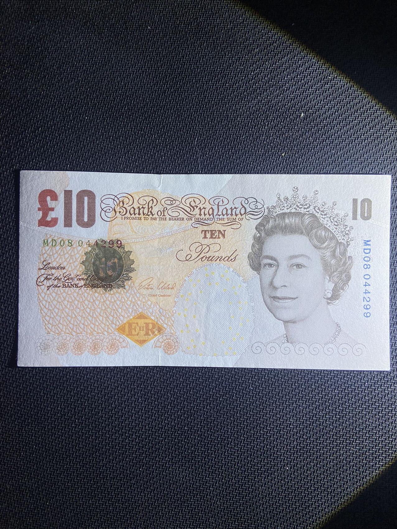【炜奕收藏】，第十四期，裸钞专场 英国E序列再版10磅，UNC-品相，安全线处有磨损