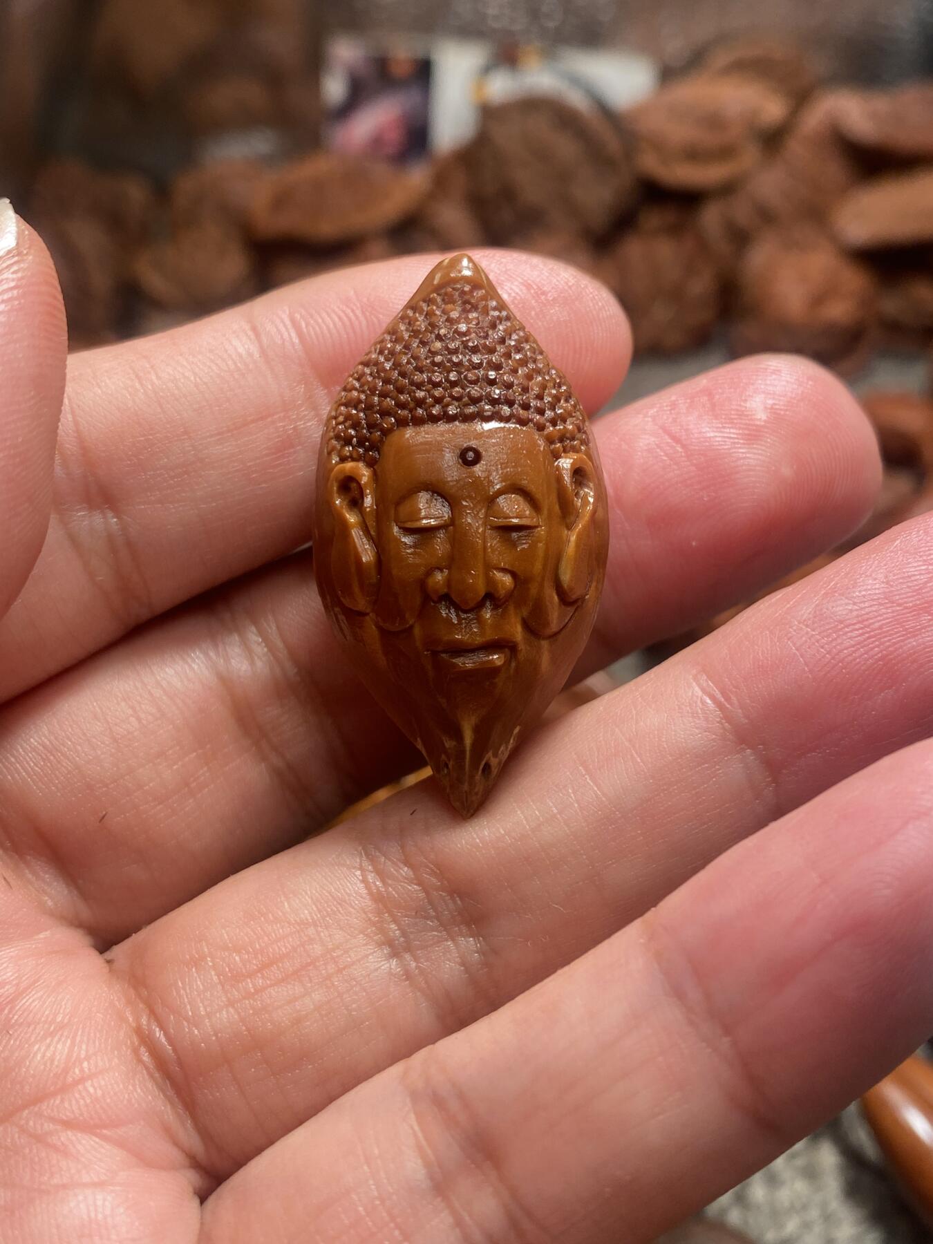 苏工核雕放漏价 苏工核雕梅林手工雕刻四花羊的守护神，个性，好玩又好看，立体感十足风格独特，尺寸2。15x4.1喜欢的来