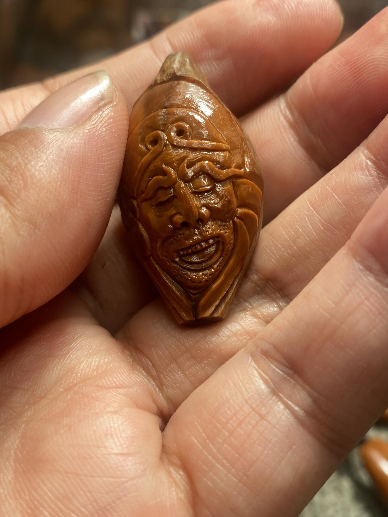 苏工核雕放漏价 苏工核雕梅林手工雕刻降龙尊者，个性，好玩又好看，立体感十足风格独特，尺寸2。2x4.05喜欢的来