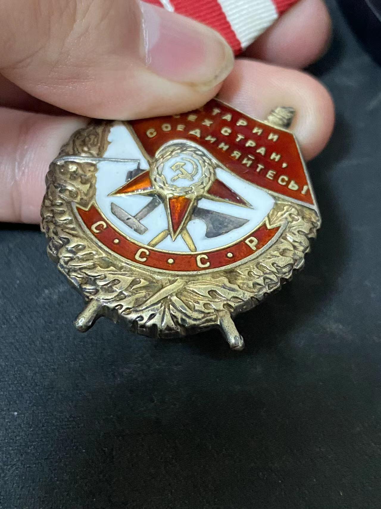 苏联勋章奖章拍卖10月6日晚上九点结束在麦稀奇 有佣金 苏联红旗勋章 二战飞行员 早期 41年事迹 补授 带证件 218396 品相不错  底部珐琅最右边 有一处轻微小剥皮字母p位置 其他正常佩戴痕迹 证书也不错  有登记卡 没翻译 奖励卡已经翻译 。Козеев Виктор Васильевич 249歼击机航空团飞行员 积弊超过100.刚开始集落的战功都比较少 主要是杀伤有生力量  不过这时期参战的都是精锐。