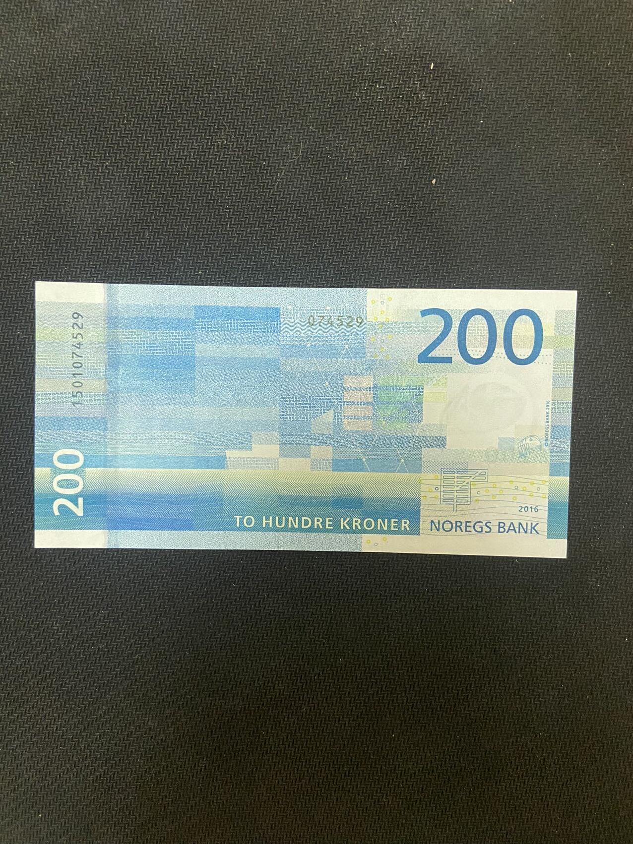 【炜奕收藏】，第十四期，裸钞专场 挪威200克朗，UNC-品相，鱼嘴处有轻微压痕