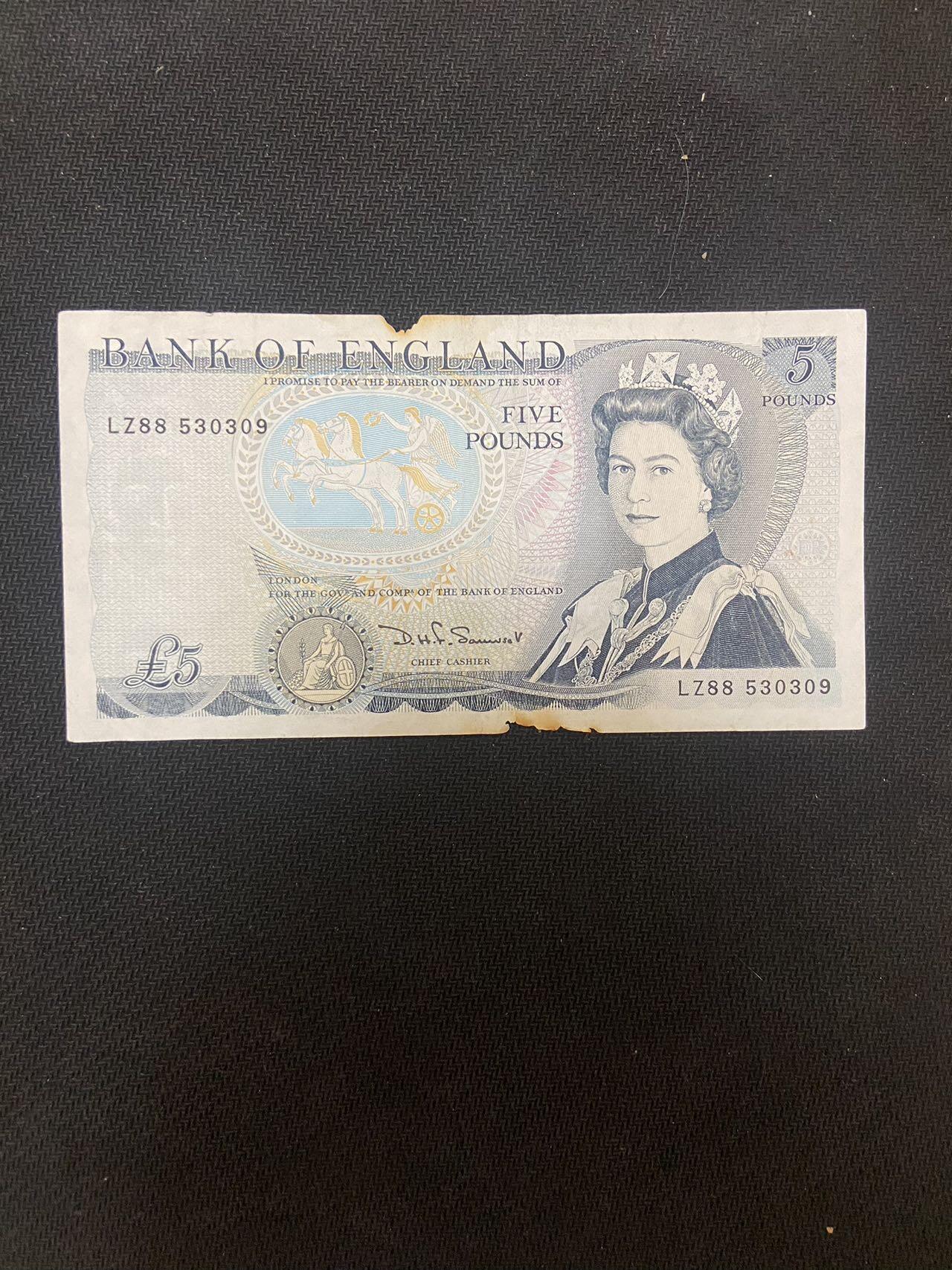 【炜奕收藏】，第十四期，裸钞专场 英国D序列5磅，有火烧痕迹，号码无47