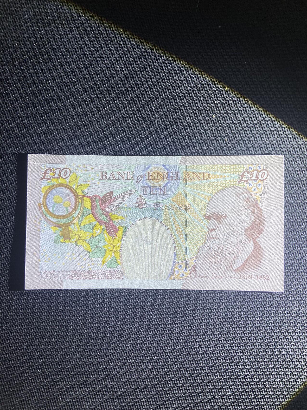 【炜奕收藏】，第十四期，裸钞专场 英国E序列再版10磅，UNC-品相，安全线处有磨损