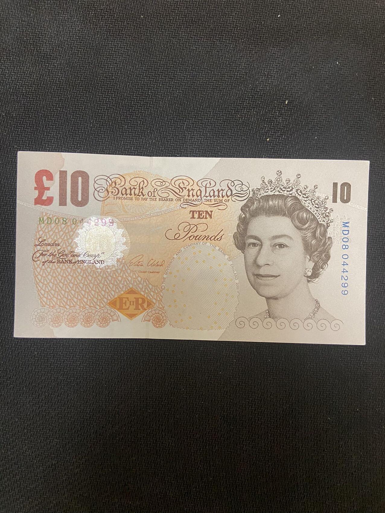 【炜奕收藏】，第十四期，裸钞专场 英国E序列再版10磅，UNC-品相，安全线处有磨损