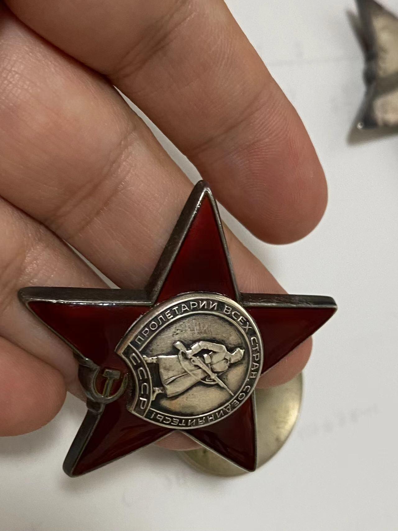 苏联勋章奖章拍卖10月6日晚上九点结束在麦稀奇 有佣金 苏联三红星勋章同一人的狂暴政委带两份登记卡 所有奖励卡已经翻译证书只有照片 无实物！ 万号红星89757 好品无磕碰 原配银盖 拯救3辆坦克获得 红星3347837 好品为服役获得  红星3601195 单独一个登记卡 是比较稀有的纪念海军50周年时候由克林姆林宫颁发 均令为22 февраля 1968 г. Указ ПВС СССР БИП。另外还翻译了他的二级为国和红旗