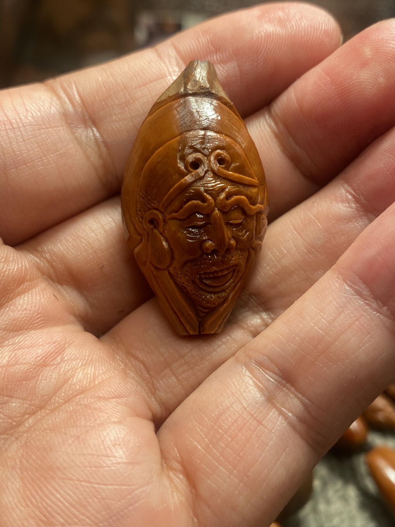 苏工核雕放漏价 苏工核雕梅林手工雕刻降龙尊者，个性，好玩又好看，立体感十足风格独特，尺寸2。2x4.05喜欢的来