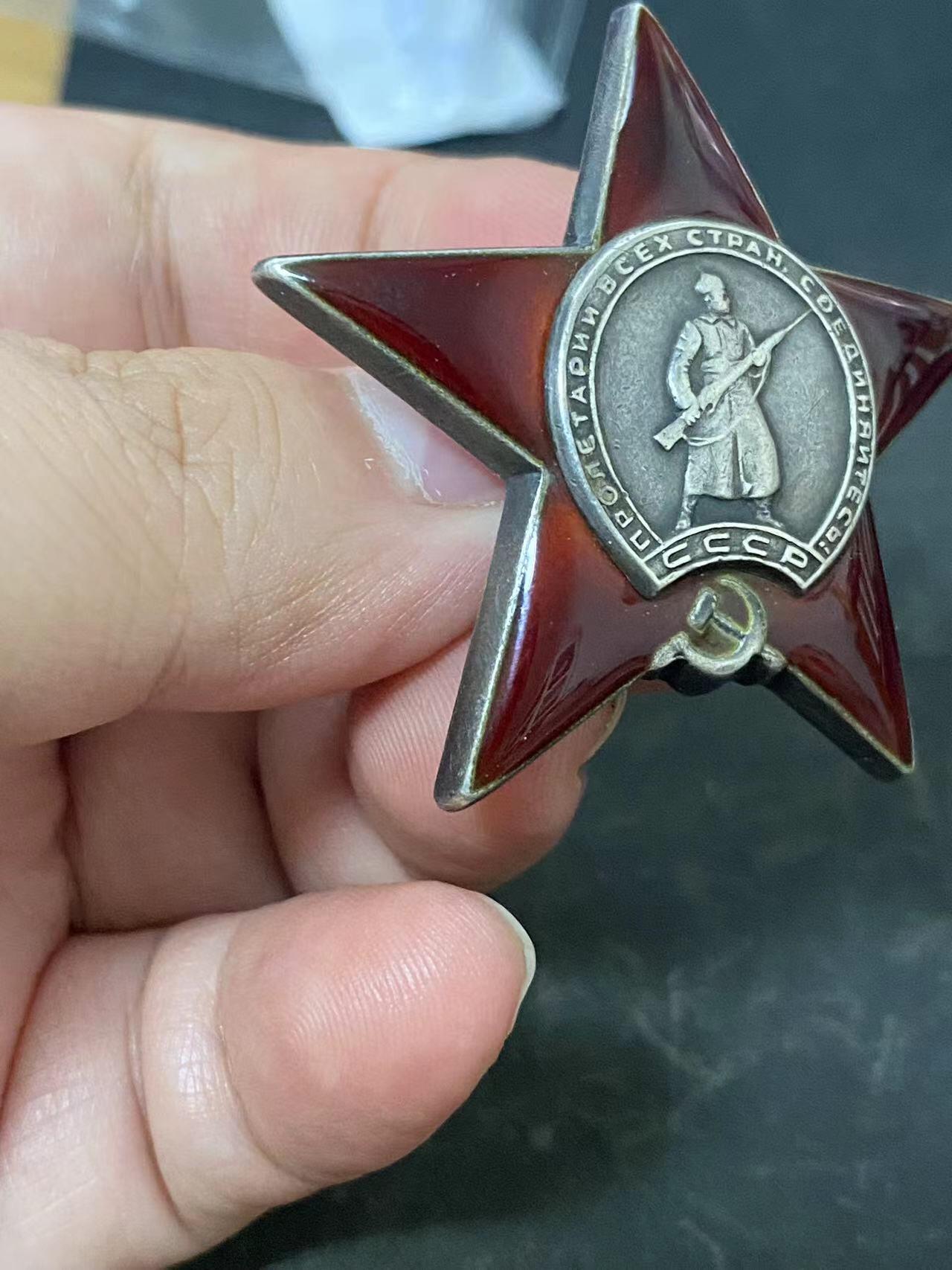 苏联勋章奖章拍卖10月6日晚上九点结束在麦稀奇 有佣金 苏联二战红星勋章 2087079品相完美 佩戴痕迹都几乎不可见 MZPP 珠宝设计局版 司机积弊4  近卫格卢霍夫突破炮兵师870独立汽车运输营排指挥员 Гречановский Яков Николаевич 奖励卡很长各种运输任务。亮点是在一次任务中遇到突袭 以少胜多 用自己的武器积弊4人。然而这只是个缩影 这种情况发生过很多次。