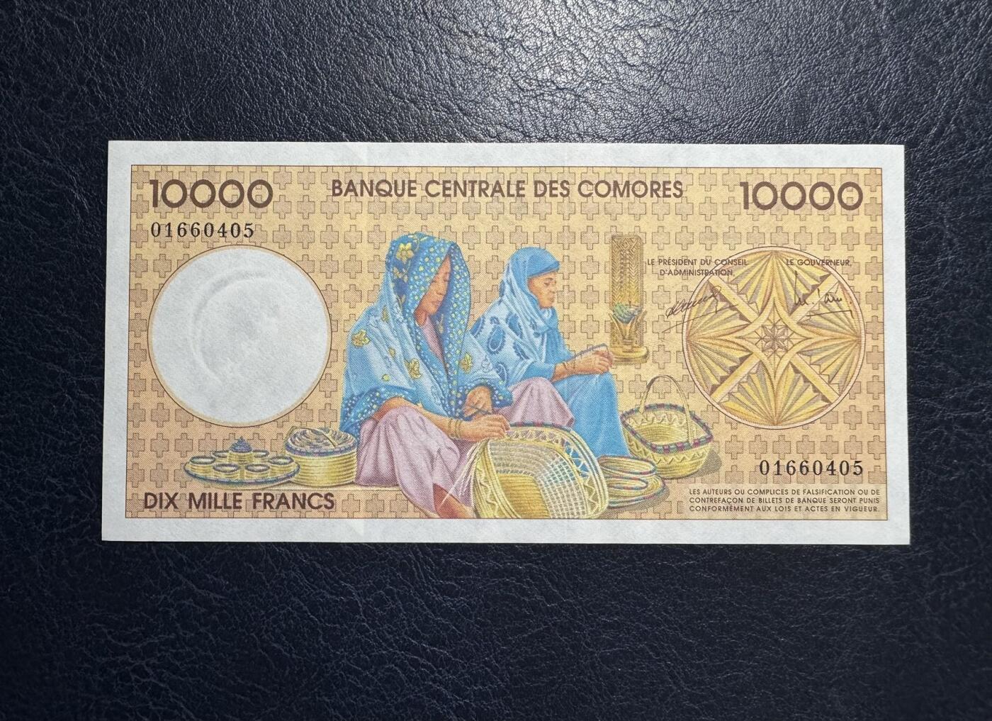 收藏联盟Quantum Auction 第379期拍卖  科摩罗1997年10000法郎 品相UNC- 角折和边缘瑕疵