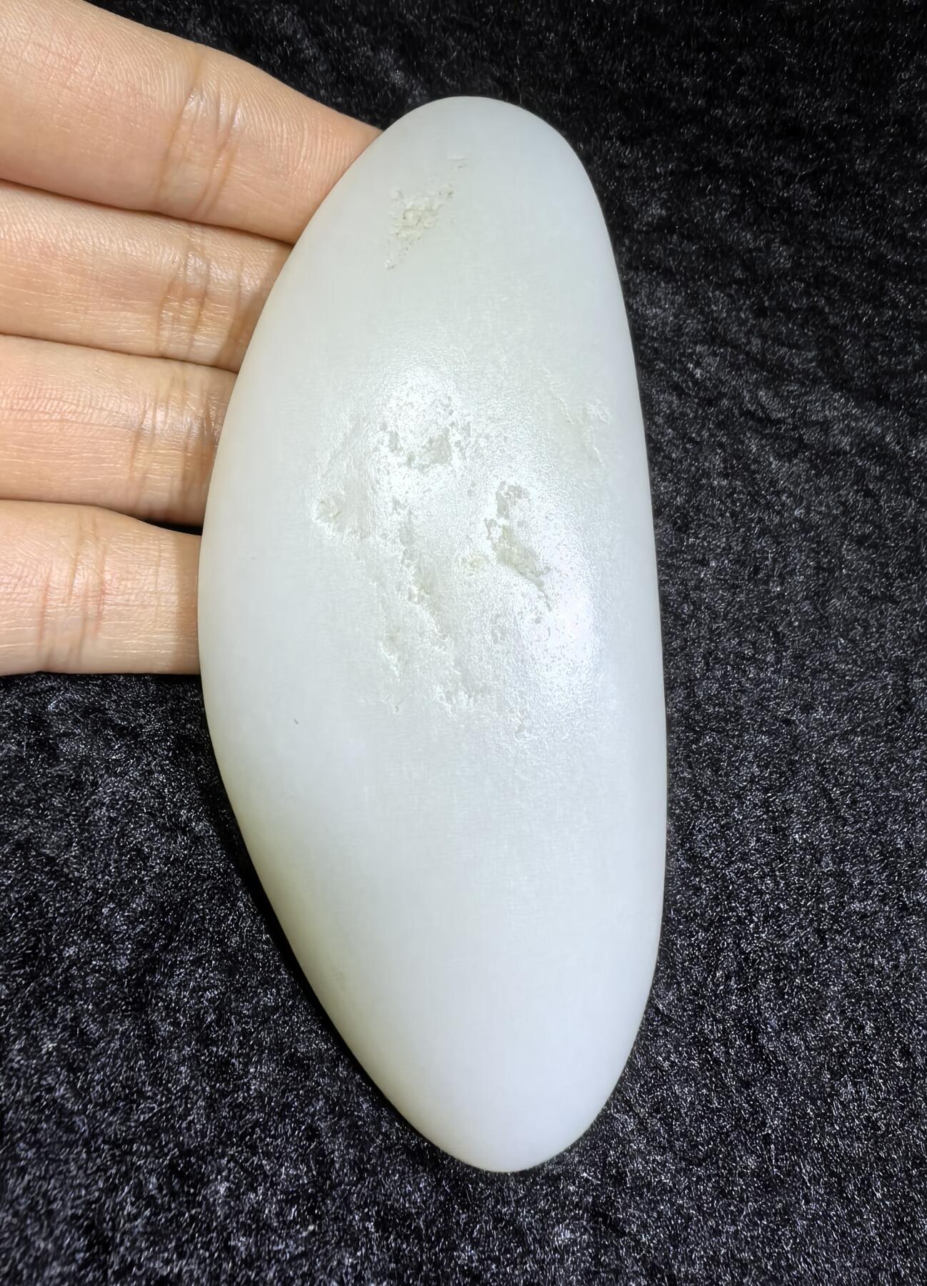 和田籽料一级白手把件 ​玉质温润细腻光滑，手感油润，表皮可见天然毛孔撞击坑，未打孔！