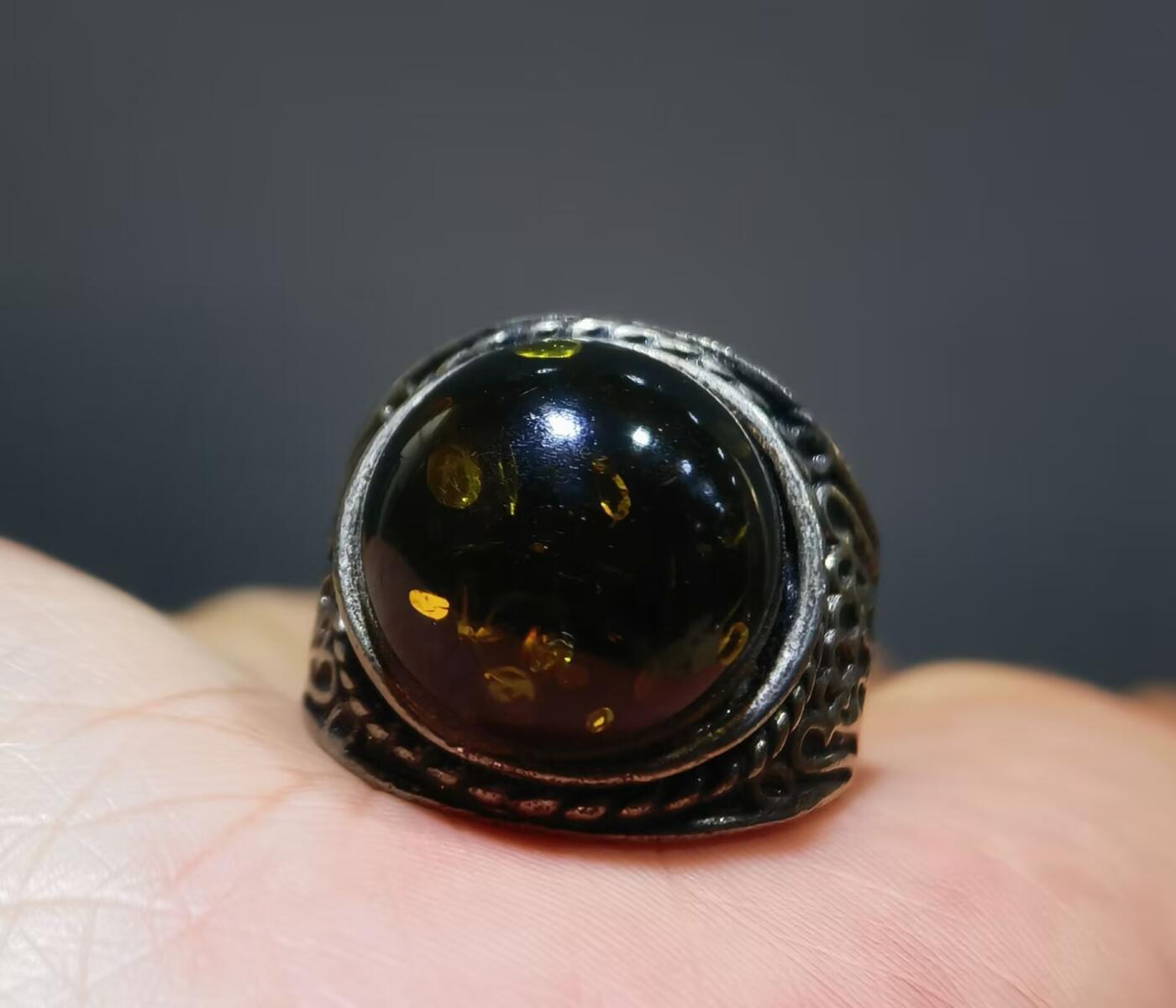 天然矿珀戒指纯银镶嵌复古典雅，指圈内径19！戒面尺寸：1.5cm！