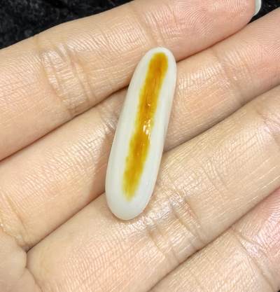 和田籽料撒金皮羊脂白玉吊坠挂件，玉质油润细腻打灯无结构，未打孔可代镶，表皮可见天然毛孔！尺寸:2.9*1.2*0.8cm   克重:5.7g ​ 和田籽料撒金皮羊脂白玉吊坠挂件，玉质油润细腻打灯无结构，未打孔可代镶，表皮可见天然毛孔！尺寸:2.9*1.2*0.8cm   克重:5.7g ​