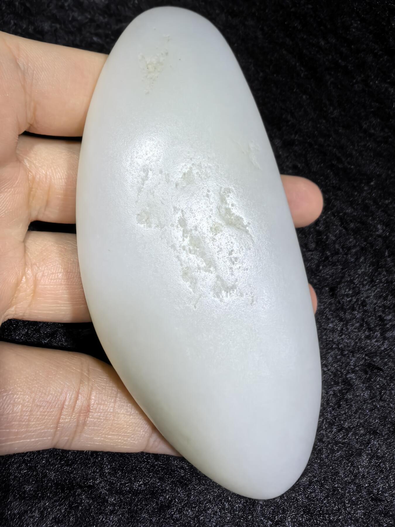 和田籽料一级白手把件 ​玉质温润细腻光滑，手感油润，表皮可见天然毛孔撞击坑，未打孔！