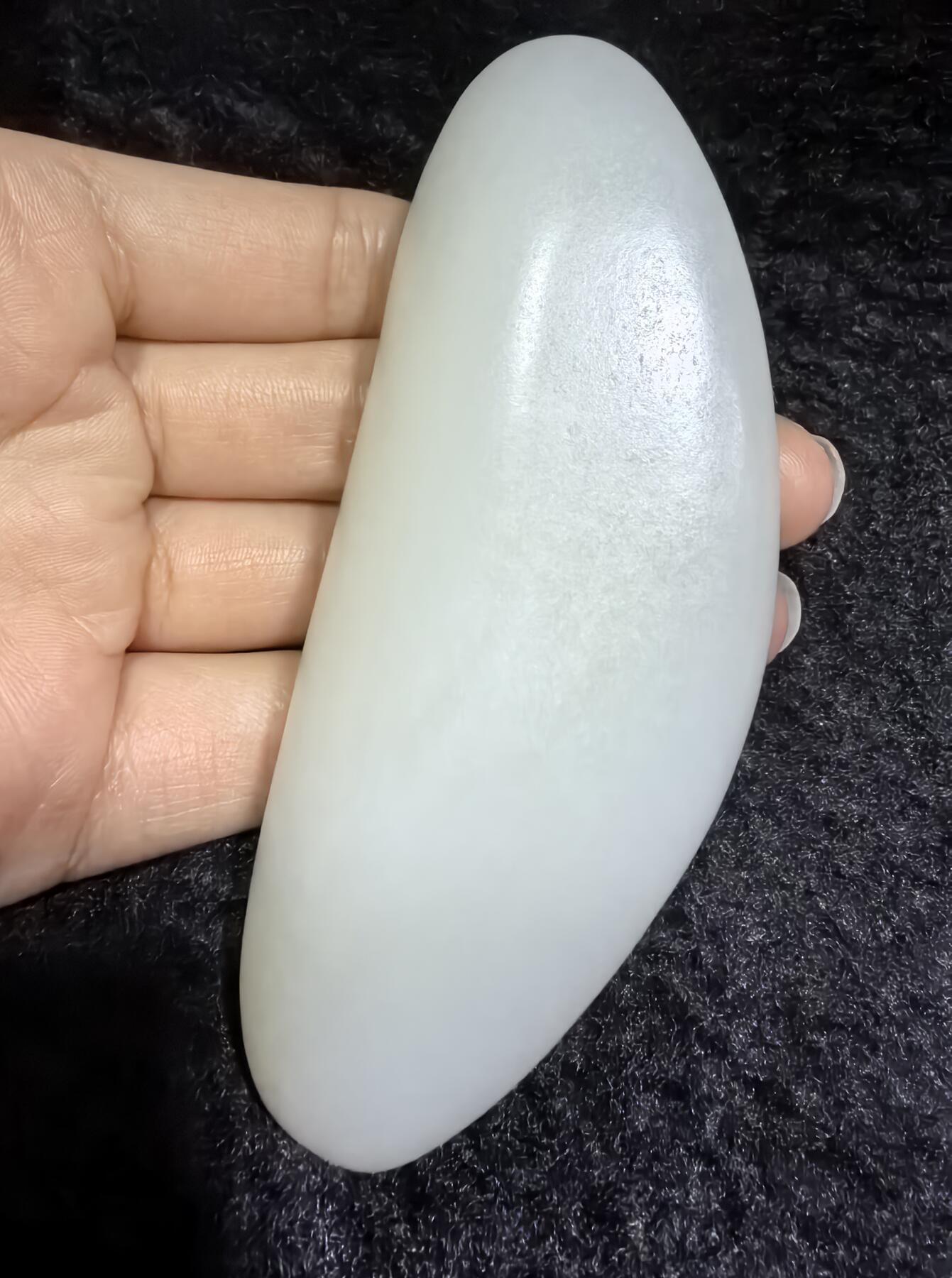 和田籽料一级白手把件 ​玉质温润细腻光滑，手感油润，表皮可见天然毛孔撞击坑，未打孔！