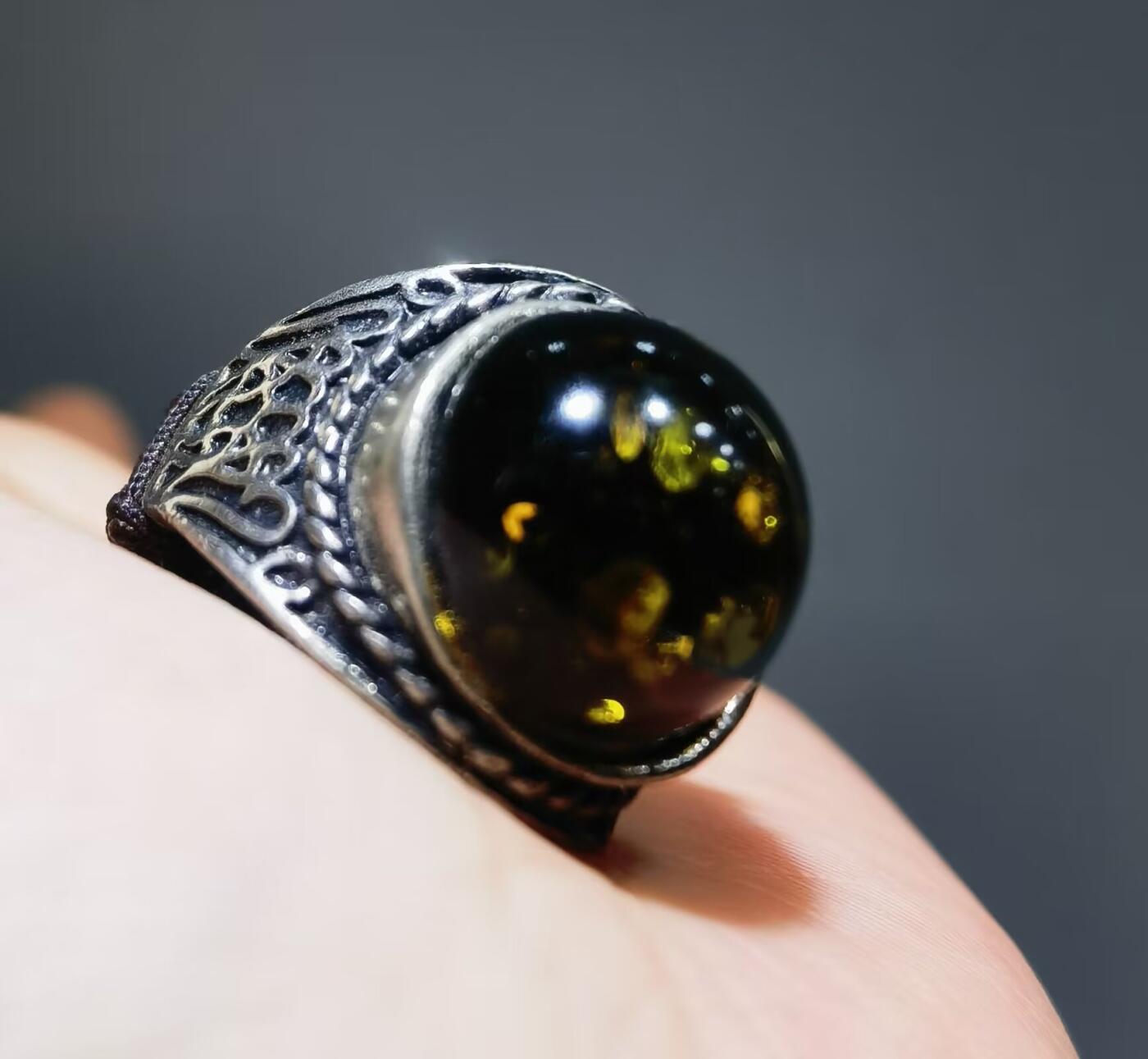 天然矿珀戒指纯银镶嵌复古典雅，指圈内径19！戒面尺寸：1.5cm！