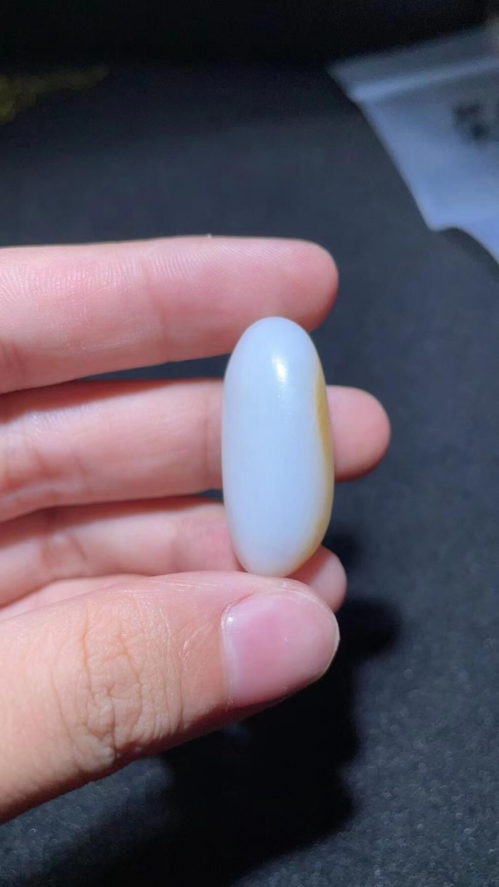 收藏级和田籽料撒金皮羊脂白玉小原籽吊坠挂件，原皮原籽无修，肉细无结构，表皮可见天然毛孔等！未打孔可代镶金！ ​尺寸:3.1cm*1.3cm ​克重:7.5g