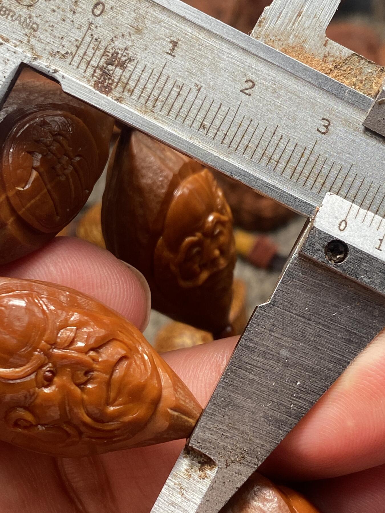 苏工核雕放漏价 福利苏工核雕手工20年老籽七星罗汉，手串手持，红润光泽好，6个月能包桨的硬货尺寸2。0x3.65喜欢的来价格不贵