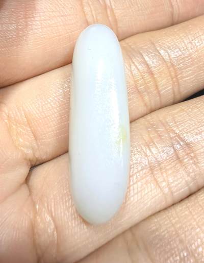 和田籽料撒金皮羊脂白玉吊坠挂件，玉质油润细腻打灯无结构，未打孔可代镶，表皮可见天然毛孔！尺寸:2.9*1.2*0.8cm   克重:5.7g ​ 和田籽料撒金皮羊脂白玉吊坠挂件，玉质油润细腻打灯无结构，未打孔可代镶，表皮可见天然毛孔！尺寸:2.9*1.2*0.8cm   克重:5.7g ​