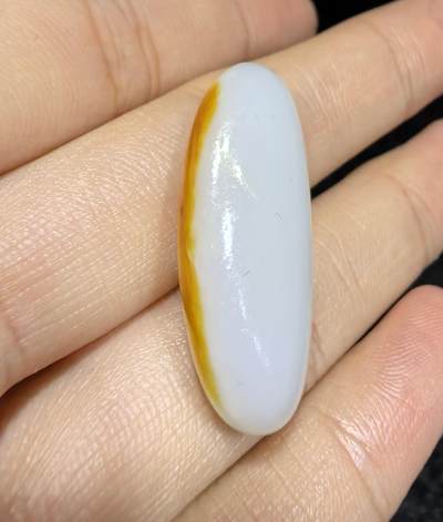 和田籽料撒金皮羊脂白玉吊坠挂件，玉质油润细腻打灯无结构，未打孔可代镶，表皮可见天然毛孔！尺寸:2.9*1.2*0.8cm   克重:5.7g ​ 和田籽料撒金皮羊脂白玉吊坠挂件，玉质油润细腻打灯无结构，未打孔可代镶，表皮可见天然毛孔！尺寸:2.9*1.2*0.8cm   克重:5.7g ​