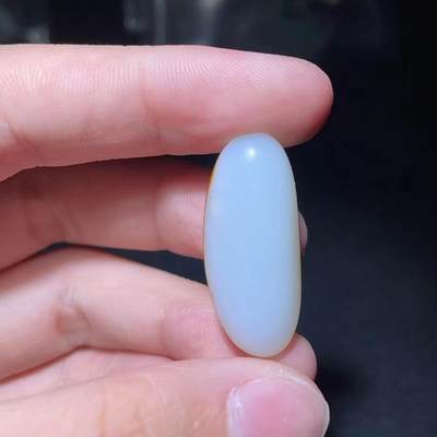 和田籽料撒金皮羊脂白玉吊坠挂件，玉质油润细腻打灯无结构，未打孔可代镶，表皮可见天然毛孔！尺寸:2.9*1.2*0.8cm   克重:5.7g ​ 和田籽料撒金皮羊脂白玉吊坠挂件，玉质油润细腻打灯无结构，未打孔可代镶，表皮可见天然毛孔！尺寸:2.9*1.2*0.8cm   克重:5.7g ​