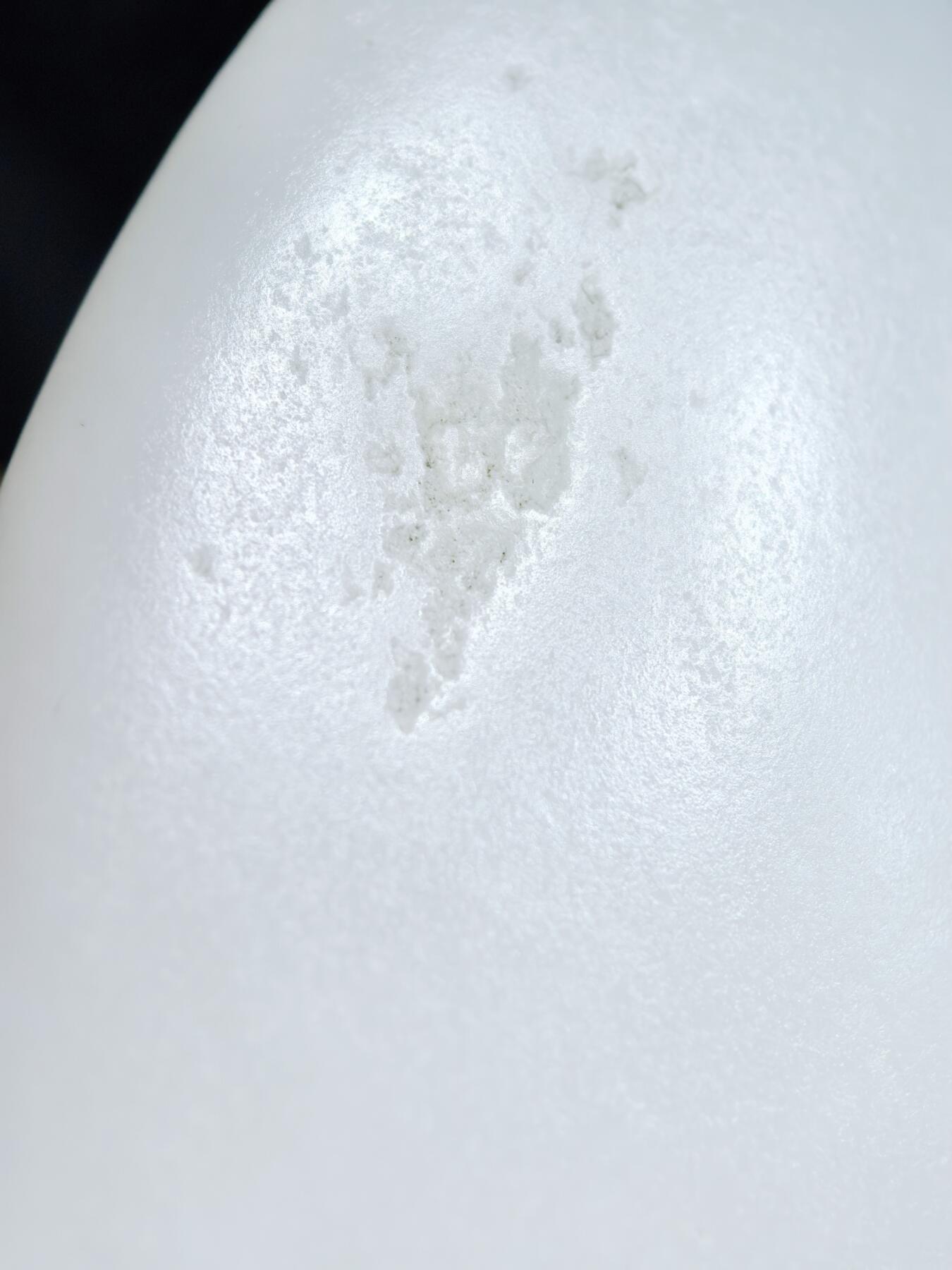 和田籽料一级白手把件 ​玉质温润细腻光滑，手感油润，表皮可见天然毛孔撞击坑，未打孔！