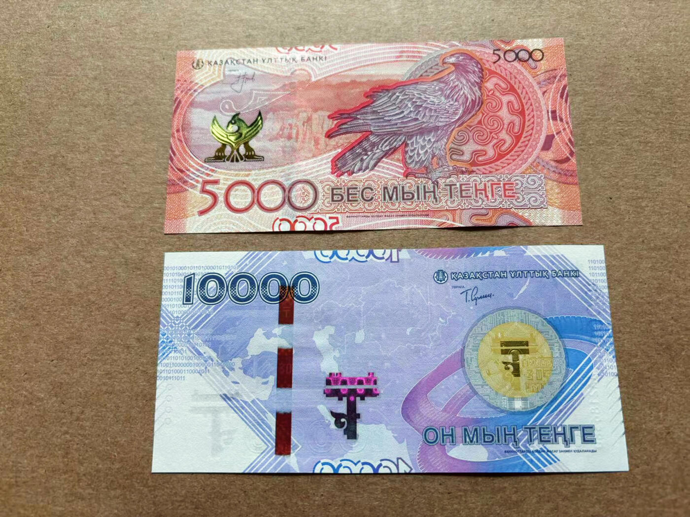 【Blue Auction】✨世界纸币精拍第551期【精】 【一组2张AA冠无47】哈萨克斯坦 新版 5000-10000腾格 全新UNC
