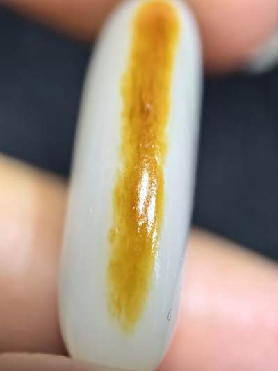 和田籽料撒金皮羊脂白玉吊坠挂件，玉质油润细腻打灯无结构，未打孔可代镶，表皮可见天然毛孔！尺寸:2.9*1.2*0.8cm   克重:5.7g ​ 和田籽料撒金皮羊脂白玉吊坠挂件，玉质油润细腻打灯无结构，未打孔可代镶，表皮可见天然毛孔！尺寸:2.9*1.2*0.8cm   克重:5.7g ​