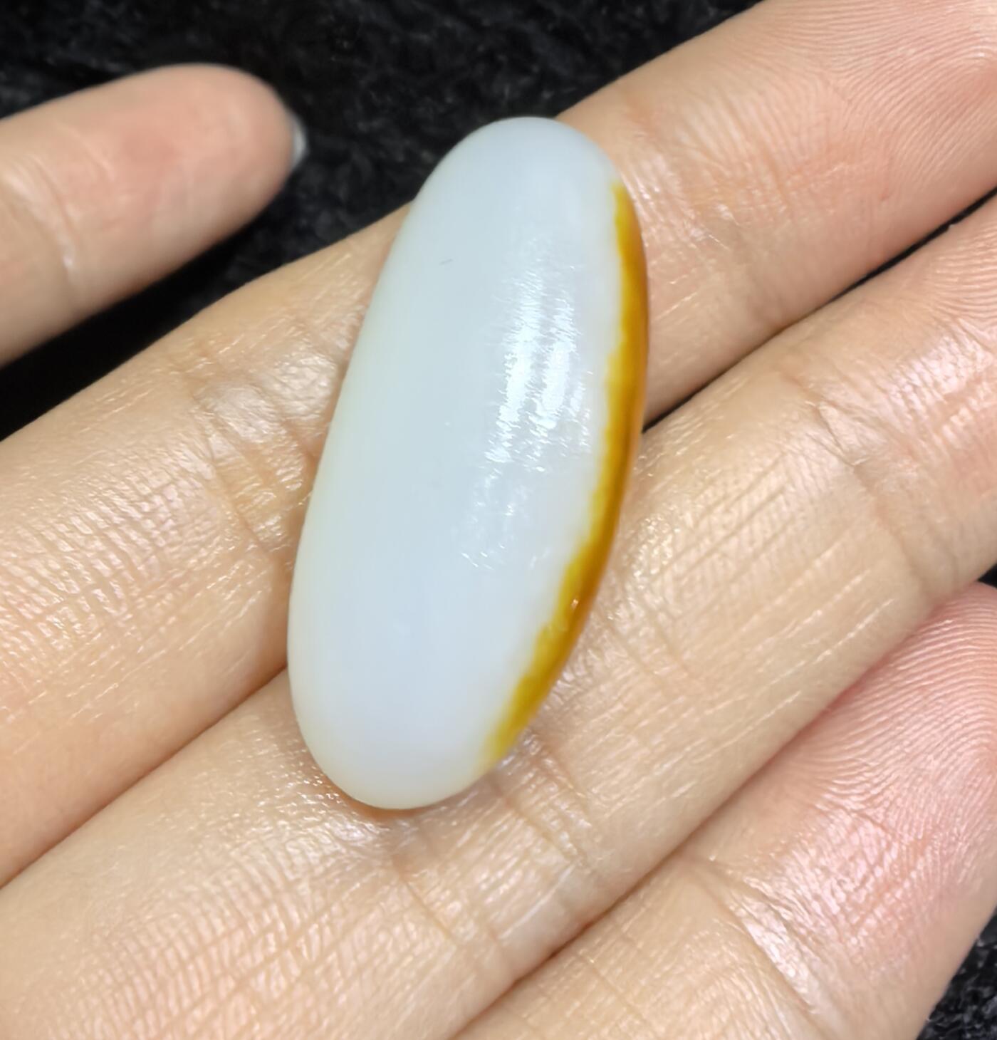 和田籽料撒金皮羊脂白玉吊坠挂件，玉质油润细腻打灯无结构，未打孔可代镶，表皮可见天然毛孔！尺寸:2.9*1.2*0.8cm   克重:5.7g ​