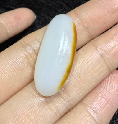 和田籽料撒金皮羊脂白玉吊坠挂件，玉质油润细腻打灯无结构，未打孔可代镶，表皮可见天然毛孔！尺寸:2.9*1.2*0.8cm   克重:5.7g ​ 和田籽料撒金皮羊脂白玉吊坠挂件，玉质油润细腻打灯无结构，未打孔可代镶，表皮可见天然毛孔！尺寸:2.9*1.2*0.8cm   克重:5.7g ​