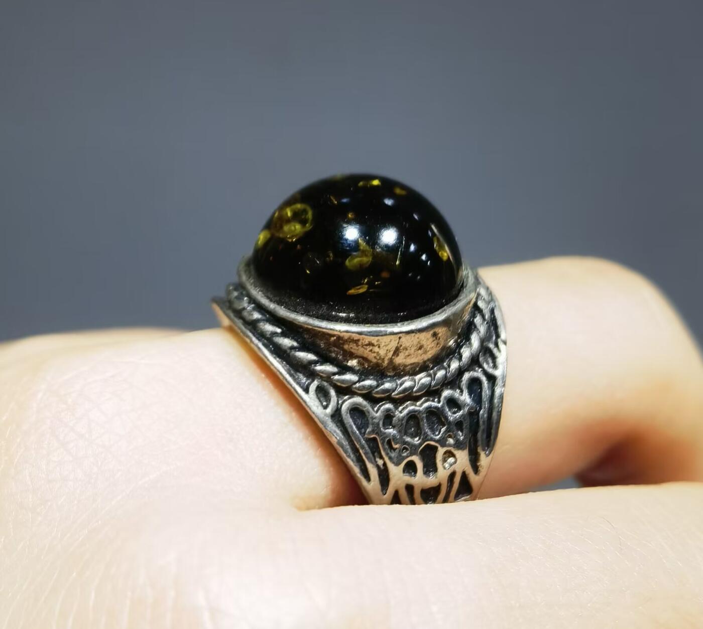 天然矿珀戒指纯银镶嵌复古典雅，指圈内径19！戒面尺寸：1.5cm！