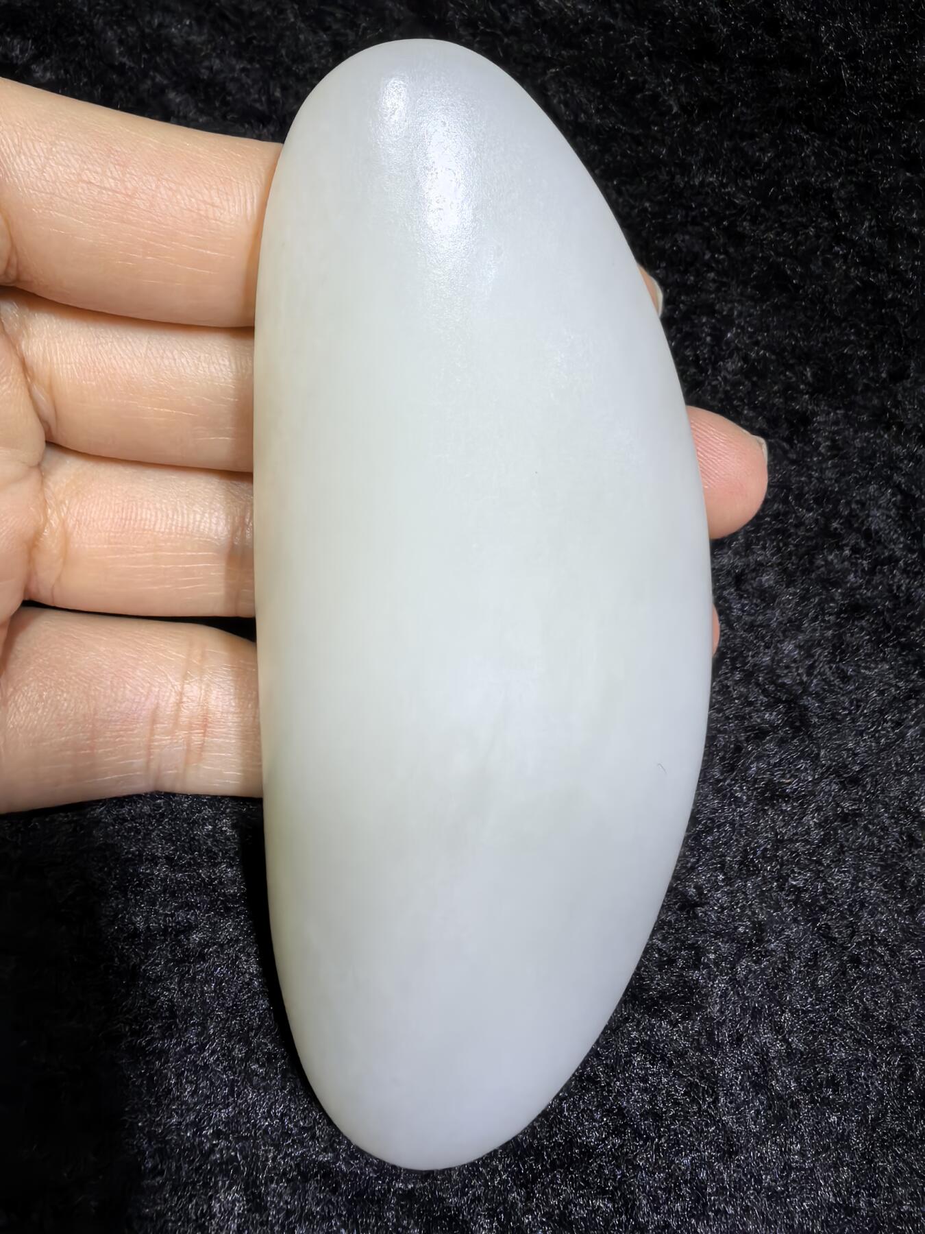 和田籽料一级白手把件 ​玉质温润细腻光滑，手感油润，表皮可见天然毛孔撞击坑，未打孔！