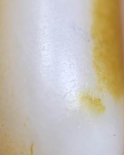 收藏级和田籽料撒金皮羊脂白玉小原籽吊坠挂件，原皮原籽无修，肉细无结构，表皮可见天然毛孔等！未打孔可代镶金！ ​尺寸:3.1cm*1.3cm ​克重:7.5g 收藏级和田籽料撒金皮羊脂白玉小原籽吊坠挂件，原皮原籽无修，肉细无结构，表皮可见天然毛孔等！未打孔可代镶金！ ​尺寸:3.1cm*1.3cm ​克重:7.5g