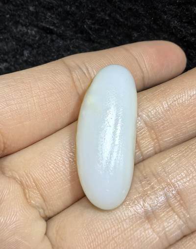 和田籽料撒金皮羊脂白玉吊坠挂件，玉质油润细腻打灯无结构，未打孔可代镶，表皮可见天然毛孔！尺寸:2.9*1.2*0.8cm   克重:5.7g ​ 和田籽料撒金皮羊脂白玉吊坠挂件，玉质油润细腻打灯无结构，未打孔可代镶，表皮可见天然毛孔！尺寸:2.9*1.2*0.8cm   克重:5.7g ​