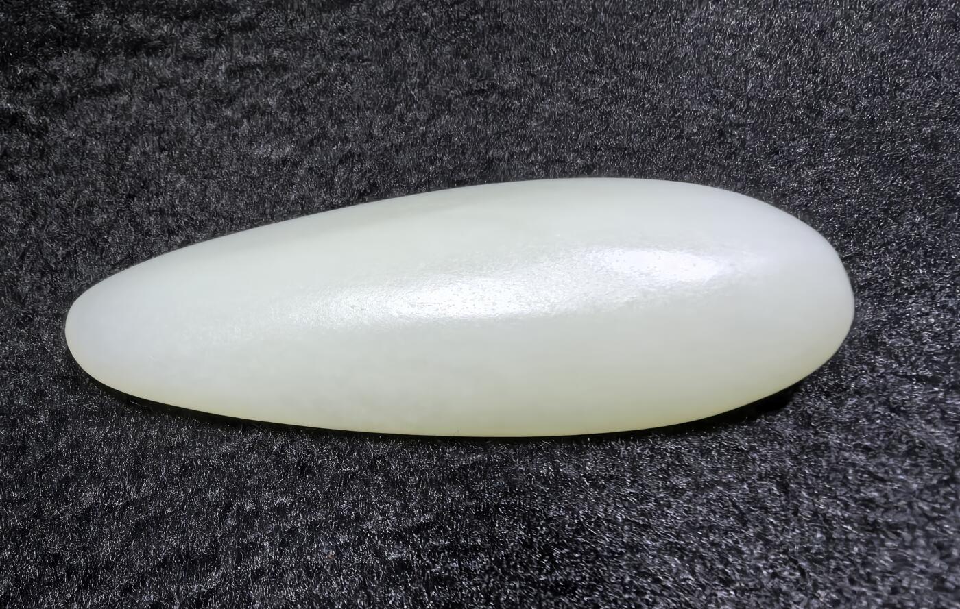 和田籽料一级白手把件 ​玉质温润细腻光滑，手感油润，表皮可见天然毛孔撞击坑，未打孔！