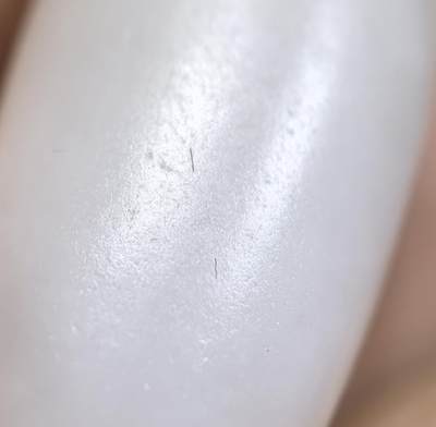 收藏级和田籽料撒金皮羊脂白玉小原籽吊坠挂件，原皮原籽无修，肉细无结构，表皮可见天然毛孔等！未打孔可代镶金！ ​尺寸:3.1cm*1.3cm ​克重:7.5g 收藏级和田籽料撒金皮羊脂白玉小原籽吊坠挂件，原皮原籽无修，肉细无结构，表皮可见天然毛孔等！未打孔可代镶金！ ​尺寸:3.1cm*1.3cm ​克重:7.5g