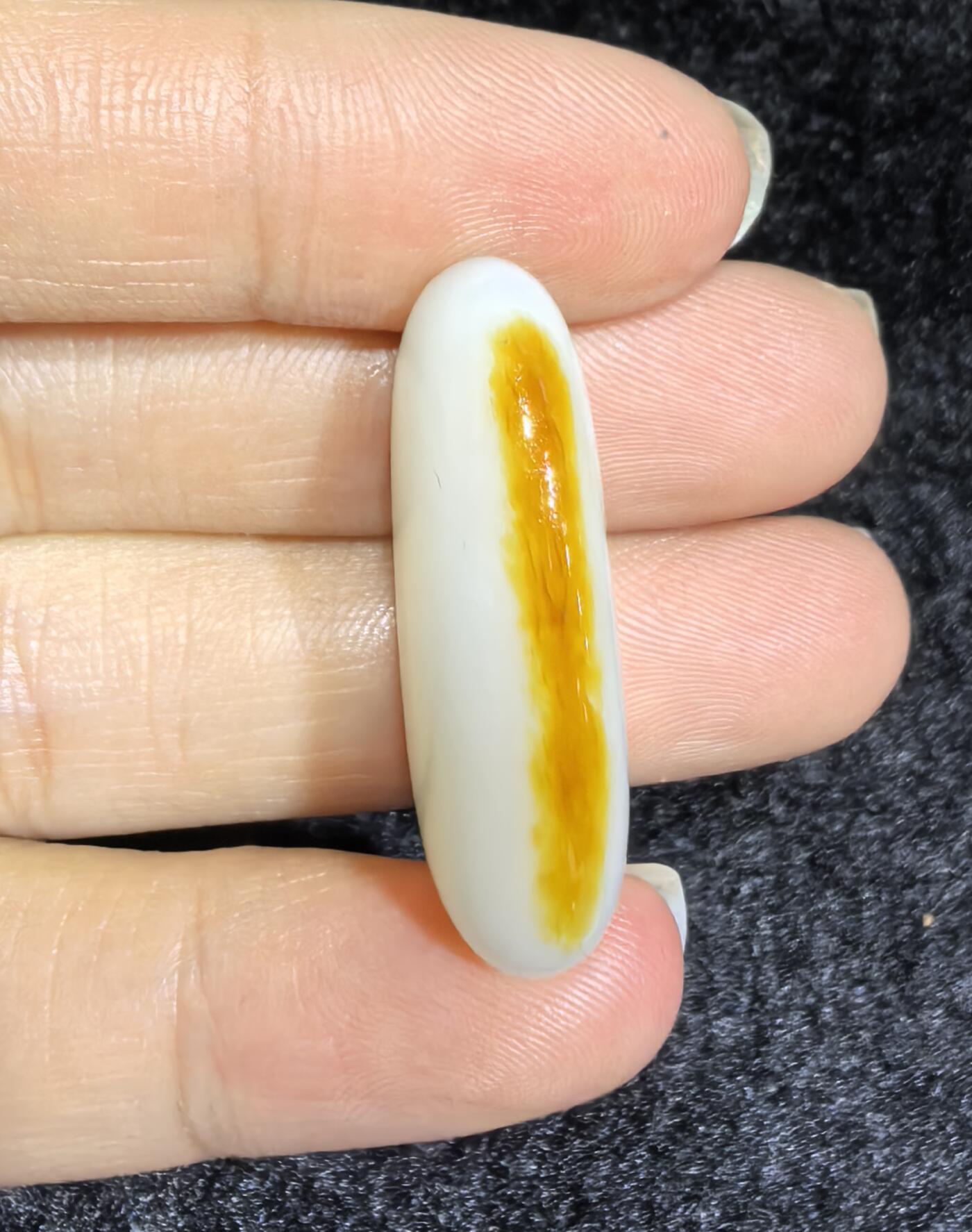 和田籽料撒金皮羊脂白玉吊坠挂件，玉质油润细腻打灯无结构，未打孔可代镶，表皮可见天然毛孔！尺寸:2.9*1.2*0.8cm   克重:5.7g ​