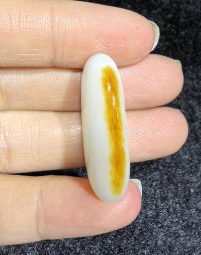 和田籽料撒金皮羊脂白玉吊坠挂件，玉质油润细腻打灯无结构，未打孔可代镶，表皮可见天然毛孔！尺寸:2.9*1.2*0.8cm   克重:5.7g ​ 和田籽料撒金皮羊脂白玉吊坠挂件，玉质油润细腻打灯无结构，未打孔可代镶，表皮可见天然毛孔！尺寸:2.9*1.2*0.8cm   克重:5.7g ​