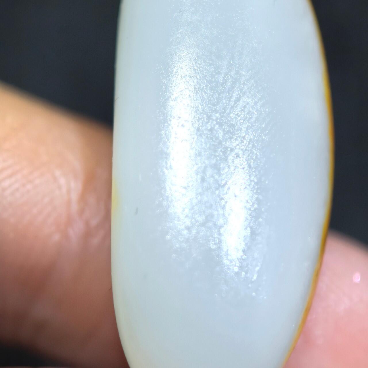 和田籽料撒金皮羊脂白玉吊坠挂件，玉质油润细腻打灯无结构，未打孔可代镶，表皮可见天然毛孔！尺寸:2.9*1.2*0.8cm   克重:5.7g ​