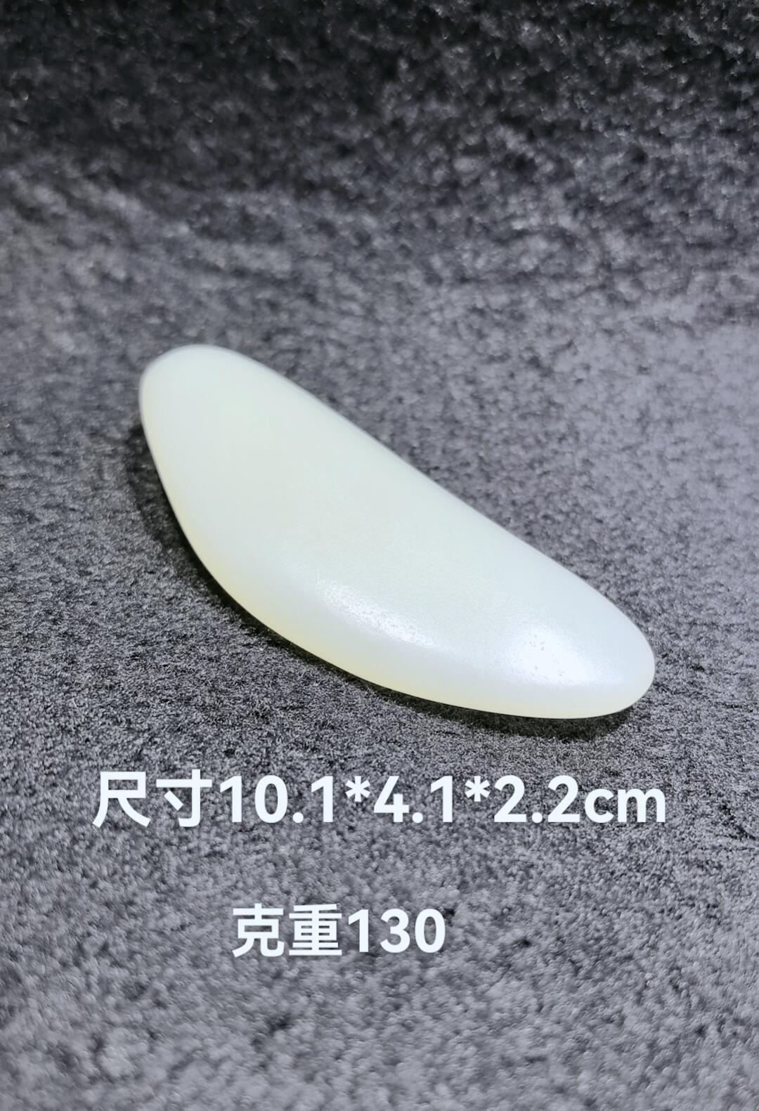 和田籽料一级白手把件 ​玉质温润细腻光滑，手感油润，表皮可见天然毛孔撞击坑，未打孔！