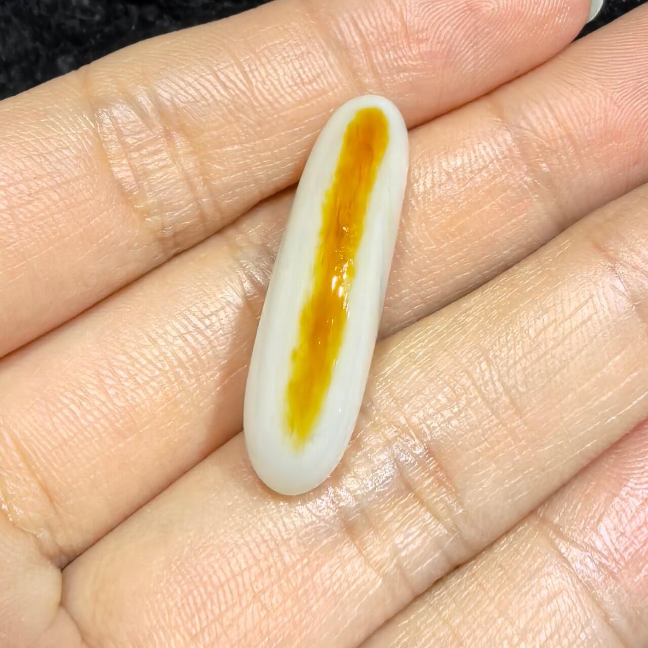 和田籽料撒金皮羊脂白玉吊坠挂件，玉质油润细腻打灯无结构，未打孔可代镶，表皮可见天然毛孔！尺寸:2.9*1.2*0.8cm   克重:5.7g ​