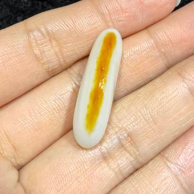 和田籽料撒金皮羊脂白玉吊坠挂件，玉质油润细腻打灯无结构，未打孔可代镶，表皮可见天然毛孔！尺寸:2.9*1.2*0.8cm   克重:5.7g ​ 和田籽料撒金皮羊脂白玉吊坠挂件，玉质油润细腻打灯无结构，未打孔可代镶，表皮可见天然毛孔！尺寸:2.9*1.2*0.8cm   克重:5.7g ​