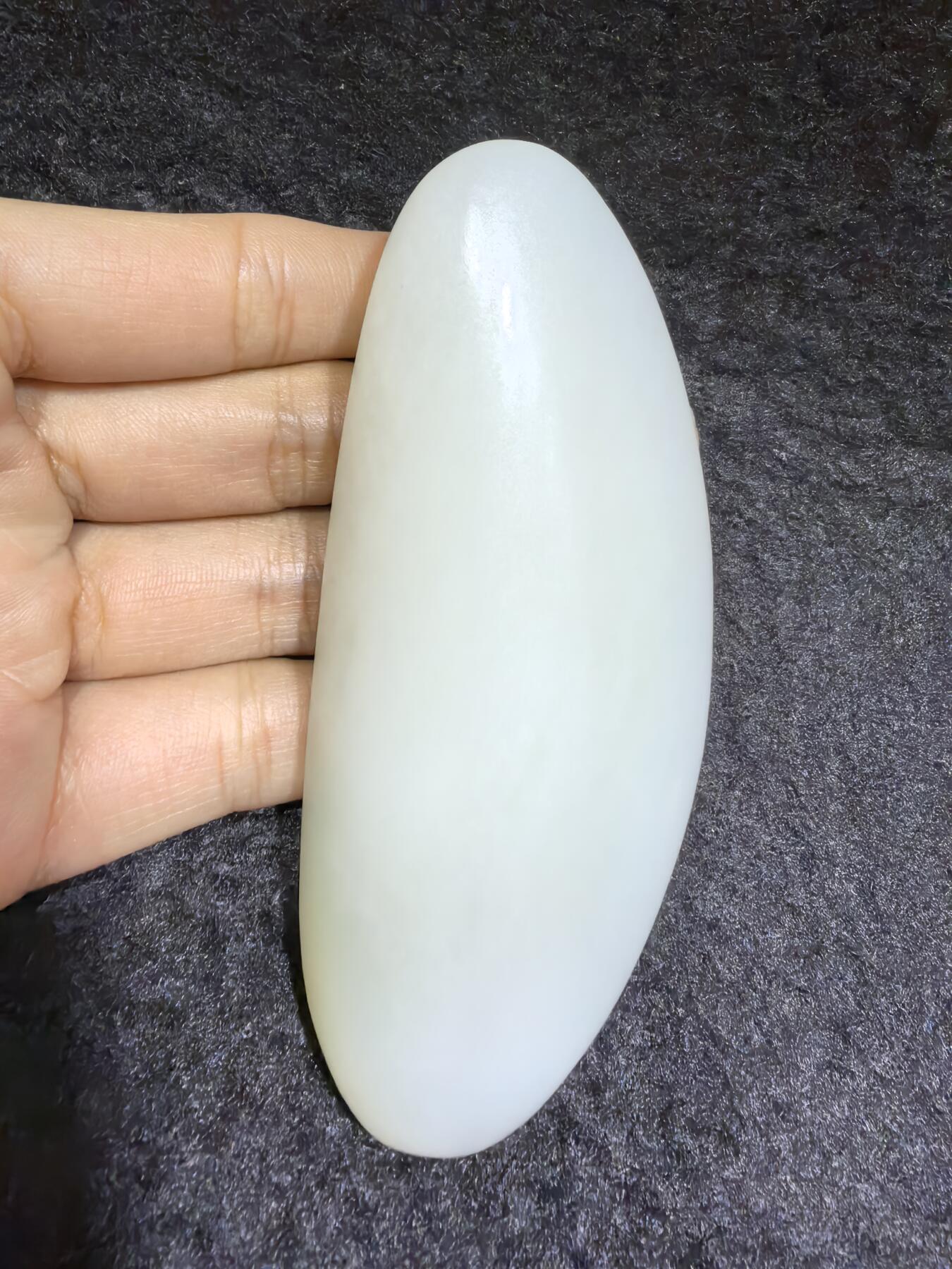 和田籽料一级白手把件 ​玉质温润细腻光滑，手感油润，表皮可见天然毛孔撞击坑，未打孔！