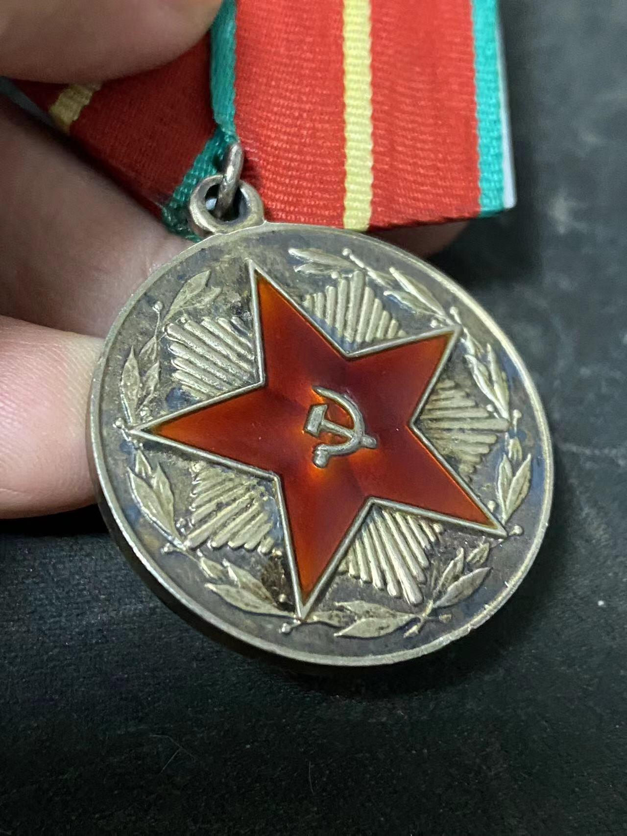 苏联勋章奖章拍卖10月6日晚上九点结束在麦稀奇 有佣金 苏联服役20年奖章 早期银质 珐琅完美无磕碰 重量22克左右 带上铝挂25克左右 可以确定是银质 
