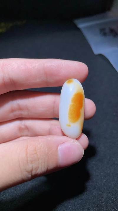 收藏级和田籽料撒金皮羊脂白玉小原籽吊坠挂件，原皮原籽无修，肉细无结构，表皮可见天然毛孔等！未打孔可代镶金！ ​尺寸:3.1cm*1.3cm ​克重:7.5g - 收藏级和田籽料撒金皮羊脂白玉小原籽吊坠挂件，原皮原籽无修，肉细无结构，表皮可见天然毛孔等！未打孔可代镶金！ ​尺寸:3.1cm*1.3cm ​克重:7.5g