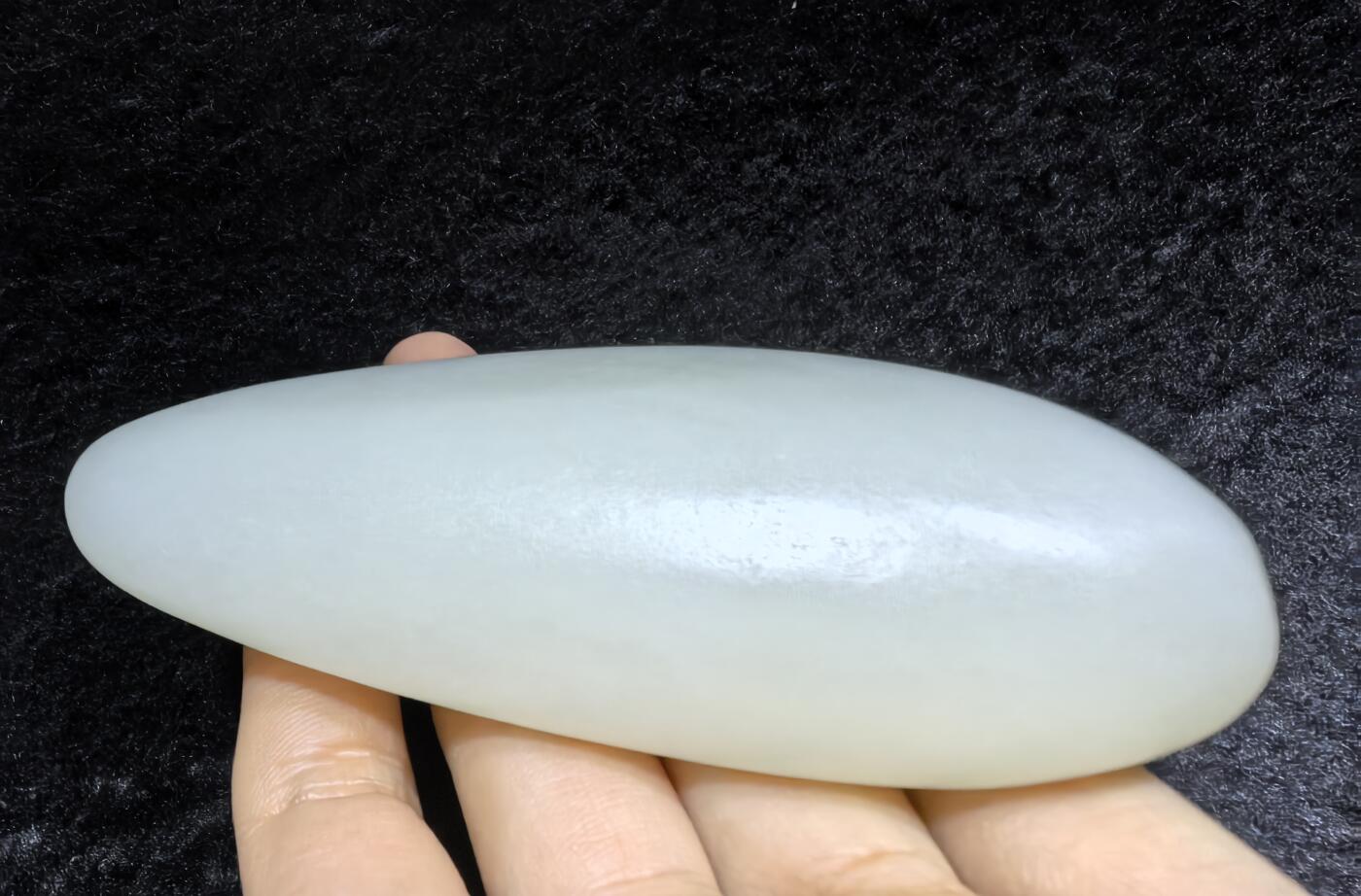 和田籽料一级白手把件 ​玉质温润细腻光滑，手感油润，表皮可见天然毛孔撞击坑，未打孔！