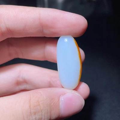 和田籽料撒金皮羊脂白玉吊坠挂件，玉质油润细腻打灯无结构，未打孔可代镶，表皮可见天然毛孔！尺寸:2.9*1.2*0.8cm   克重:5.7g ​ 和田籽料撒金皮羊脂白玉吊坠挂件，玉质油润细腻打灯无结构，未打孔可代镶，表皮可见天然毛孔！尺寸:2.9*1.2*0.8cm   克重:5.7g ​