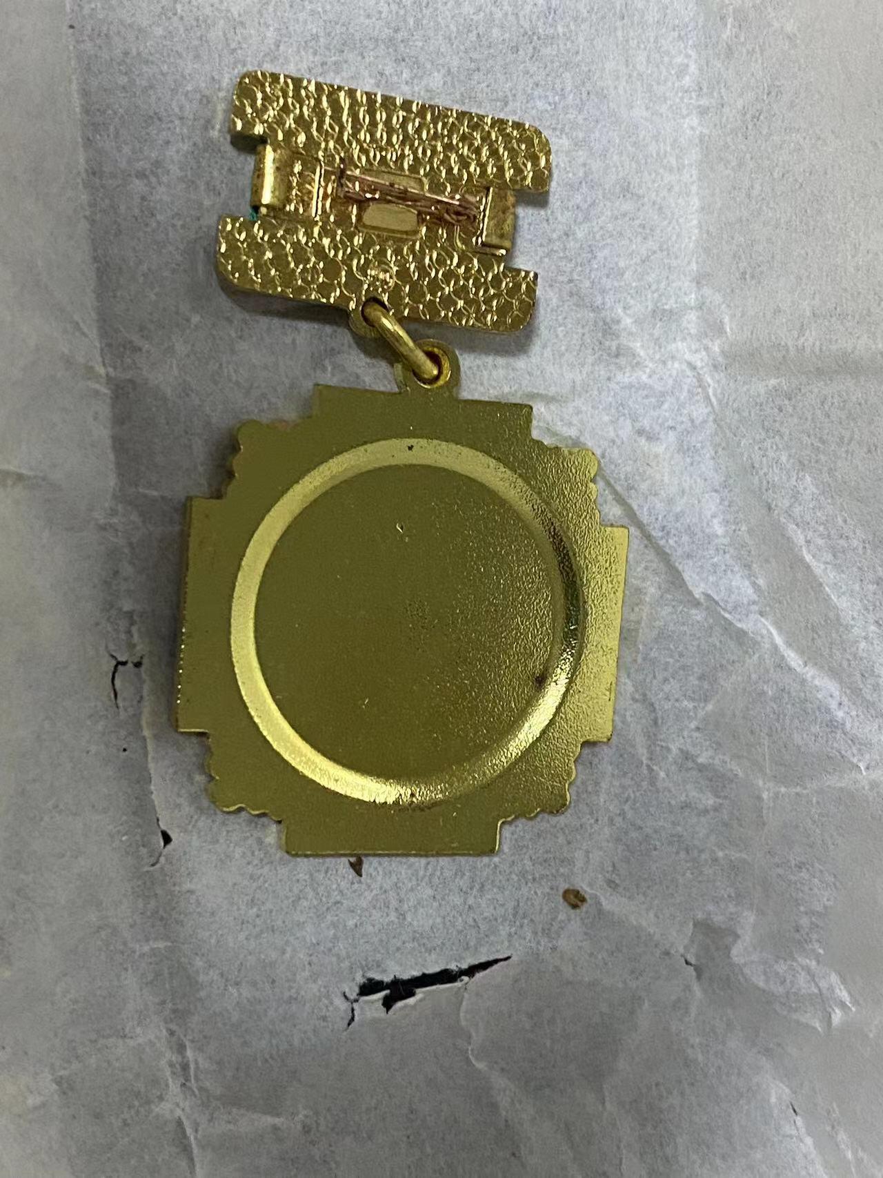 苏联勋章奖章拍卖10月6日晚上九点结束在麦稀奇 有佣金 拯救切尔诺贝利奖章 原盒 库存品相 盒子有点变形