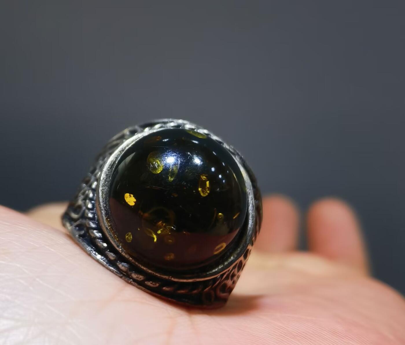 天然矿珀戒指纯银镶嵌复古典雅，指圈内径19！戒面尺寸：1.5cm！