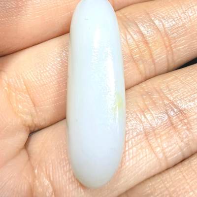 和田籽料撒金皮羊脂白玉吊坠挂件，玉质油润细腻打灯无结构，未打孔可代镶，表皮可见天然毛孔！尺寸:2.9*1.2*0.8cm   克重:5.7g ​ 和田籽料撒金皮羊脂白玉吊坠挂件，玉质油润细腻打灯无结构，未打孔可代镶，表皮可见天然毛孔！尺寸:2.9*1.2*0.8cm   克重:5.7g ​